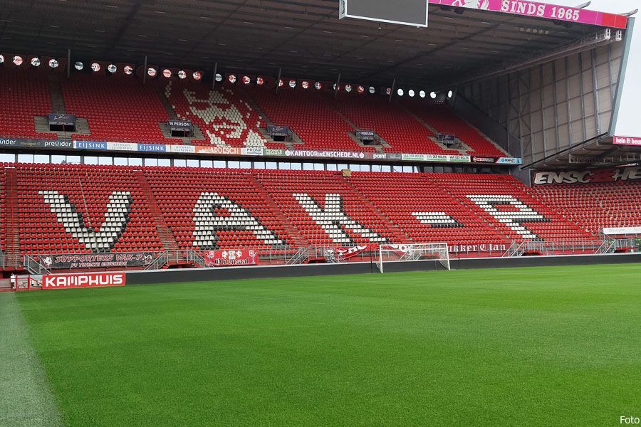 Eredivisie aanvoerders beoordelen veld van FC Twente als ruim